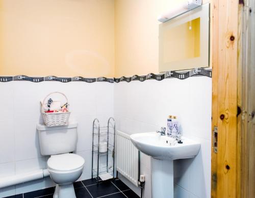 a bathroom with a toilet and a sink at Melvin Country House in Garrison