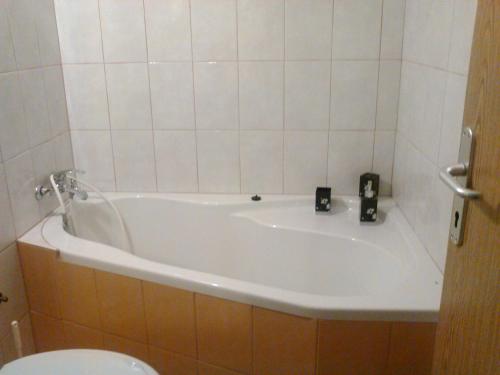 łazienka z białą wanną i toaletą w obiekcie Apartment Lavinia w mieście Zadar