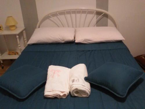 1 cama con 2 toallas y almohadas en Apartment Lavinia en Zadar