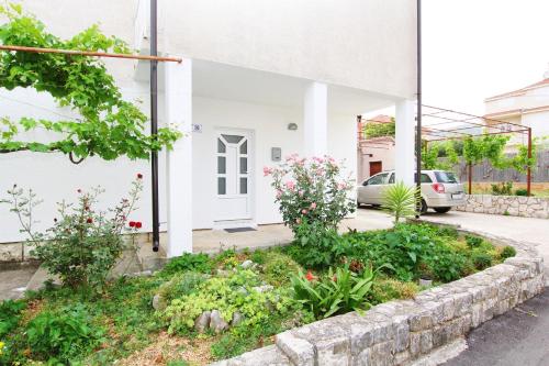 un jardin en face d'un bâtiment dans l'établissement Apartment Anica, à Trogir