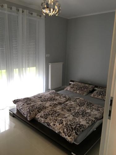 - une chambre avec un lit et une couette dans l'établissement Willa Klif Trzęsacz, à Trzęsacz