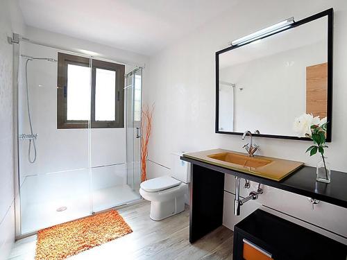 een badkamer met een douche, een wastafel en een toilet bij Villa Caleta 0901 in Calpe