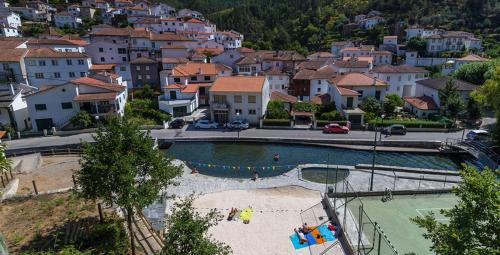 een stad met een zwembad voor een stad bij Casa do Terreiro in Pardieiros