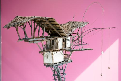 an old antenna on a pole with a pink background at Olarain in Donostia-San Sebastián