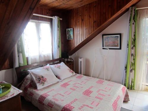 a bedroom with a bed in a room at Sweet Home in Saint-Joseph