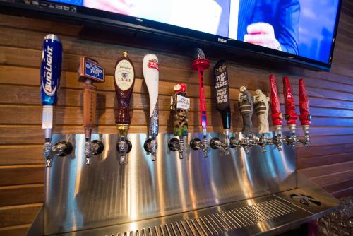 un bar con una fila de utensilios en un mostrador en Hope Hotel and Richard C. Holbrooke Conference Center, en Fairborn