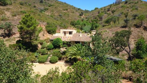 a house in the middle of a mountain at Terra das Delicias in Morenos