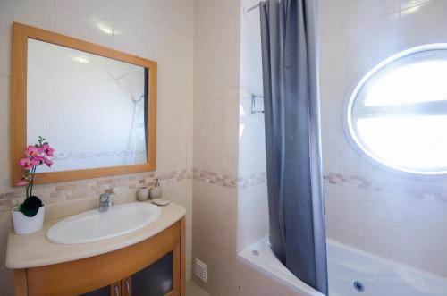 Apartament Encosta Da Orada tesisinde bir banyo