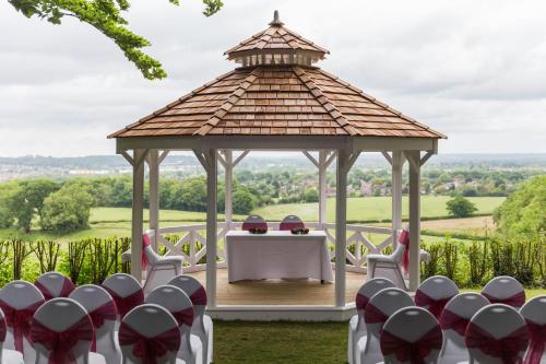 Ein Garten an der Unterkunft Hogs Back Hotel & Spa Nr Farnham
