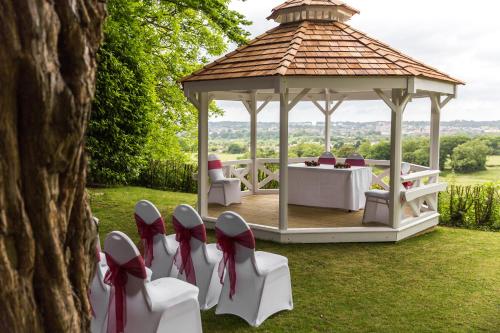 Ein Garten an der Unterkunft Hogs Back Hotel & Spa Nr Farnham
