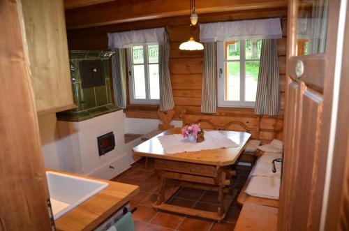 una cocina con mesa de madera en una cabaña en Ubytování Na Vejminku en Rtyně v Podkrkonoší