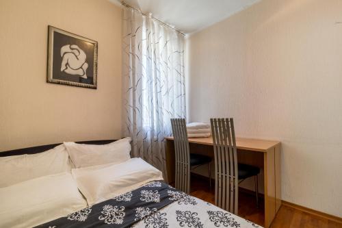um quarto com uma cama, uma mesa e cadeiras em Lux 3-bedroom Most City area em Dnipro