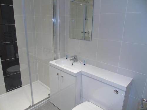 A bathroom at Jeffersons Hotel & Serviced Apartments - The Steel Works