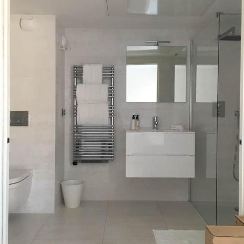 une salle de bain avec un lavabo, des toilettes et un miroir dans l'établissement Exclusive Resort Apartment Saint Tropez, à Saint-Tropez