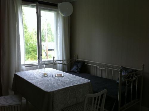 a room with a table and a large window at Gran Hotellihuoneistot 1 in Suolahti
