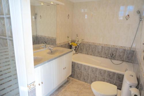 une salle de bain avec un lavabo, une baignoire et des toilettes dans l'établissement Villa Mimosa, à Saint-Paul-de-Vence