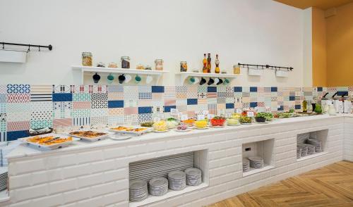 una cucina con piatti di cibo su un bancone di Calypso Hotel - All Inclusive a Sunny Beach