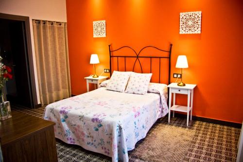 Un pat sau paturi într-o cameră la Hostal El Faro