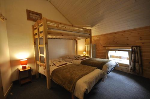 - une chambre avec 2 lits superposés dans une cabine dans l'établissement Le Passe Montagne, à Saint-Chaffrey