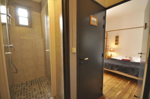 une salle de bain avec douche et une chambre avec un lit dans l'établissement Le Passe Montagne, à Saint-Chaffrey