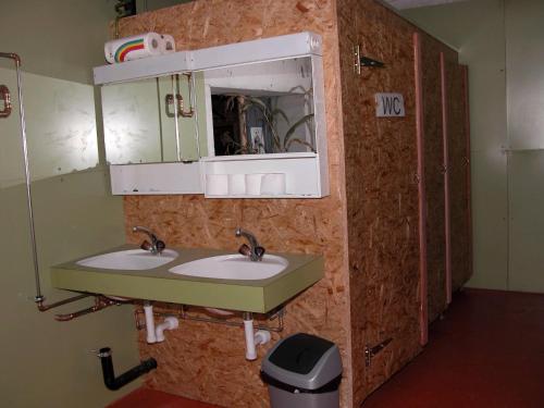 Baño con 2 lavabos y espejo en Heiterhof en Eichberg