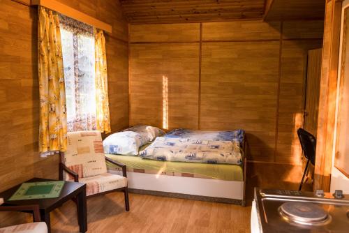Un pat sau paturi într-o cameră la Camp Vary - Vítkova Hora - Veitsberg