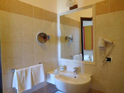 bagno con lavandino e specchio di Hotel Michelangelo a San Bartolomeo in Galdo