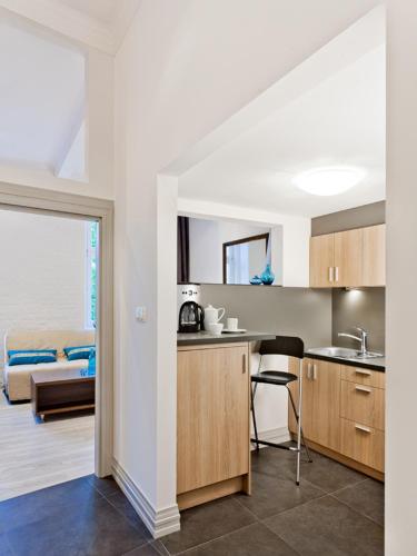 una cocina con fregadero y encimera en MoHo S, en Wroclaw