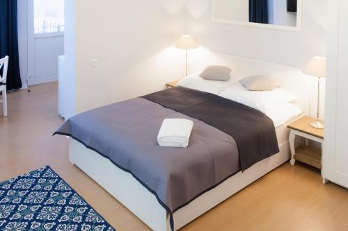 ミエンジズドロイェにあるPod Cisami Apartmentsのベッドルーム(白いシーツを使用した大型ベッド1台付)