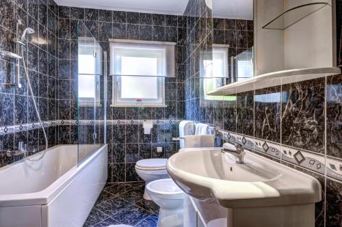Ένα μπάνιο στο Apartments Lila