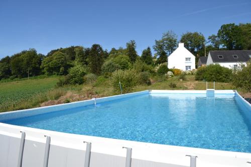 Bazén v ubytovaní L'Araucaria - chambres d'hôtes et gîte alebo v jeho blízkosti