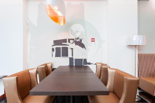 a dining room with a table and chairs at Hotel Capital Lisboa in Lisbon