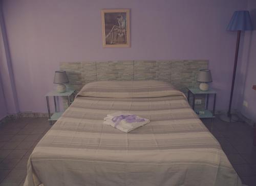 a pair of beds in a bedroom with two lamps at Cassiodoro Rooms Affittacamere in Catanzaro