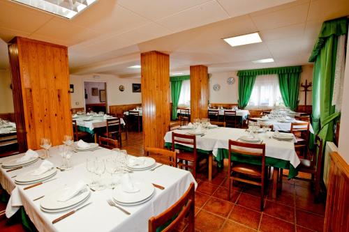 a dining room filled with tables and chairs at Hotel Montseny in Espúy