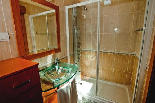 a bathroom with a sink and a shower at Hotel Montseny in Espúy