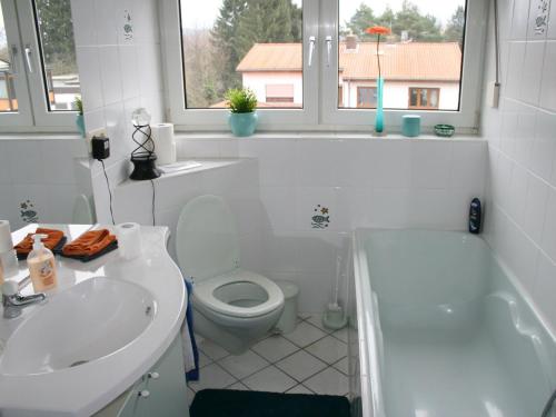 ein Badezimmer mit einem WC, einem Waschbecken und einer Badewanne in der Unterkunft Ferienwohnung Ruhepol in Vellmar