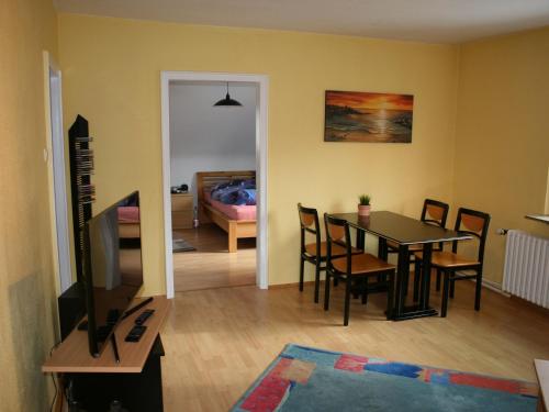 ein Esszimmer und ein Wohnzimmer mit einem Tisch und Stühlen in der Unterkunft Ferienwohnung Ruhepol in Vellmar