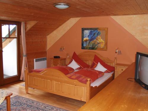 Ein Bett oder Betten in einem Zimmer der Unterkunft Landhotel Mariensäule