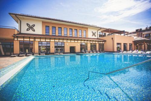 Bazén v ubytování Caramell Premium Resort Superior nebo v jeho okolí