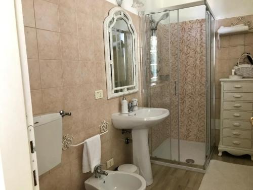 łazienka z umywalką, prysznicem i toaletą w obiekcie Cascina Manu w mieście Rosignano Monferrato