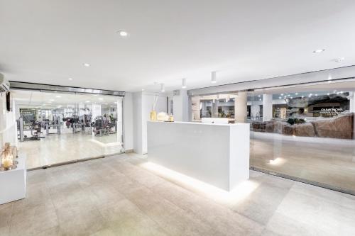 a room with a white counter in a store at Oliva Nova Beach & Golf Hotel in Oliva