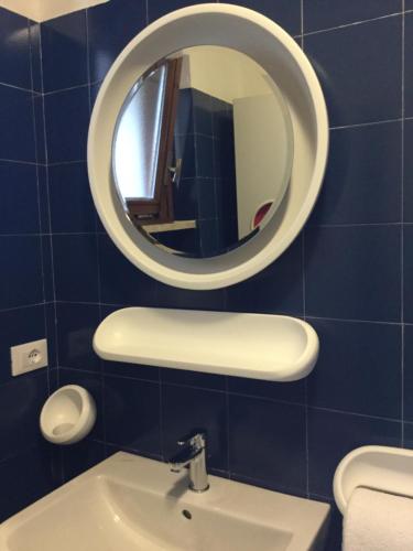 A bathroom at Appartamenti Garda il lago