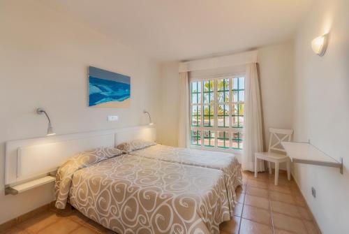 A bed or beds in a room at Apartamentos LIVVO Las Gaviotas