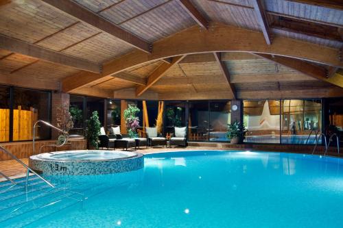 Swimming pool sa o malapit sa Lea Marston Hotel