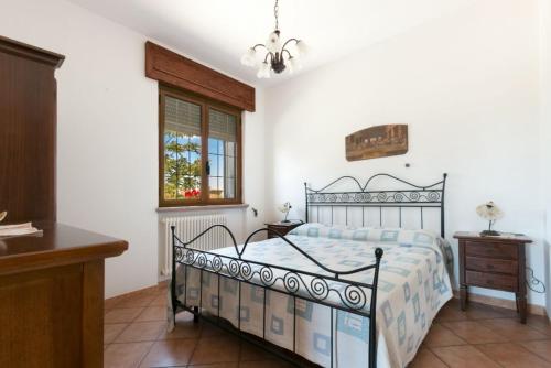 Schlafzimmer mit einem Bett, einem Tisch und einem Fenster in der Unterkunft B&B Country House Vereto in Patù