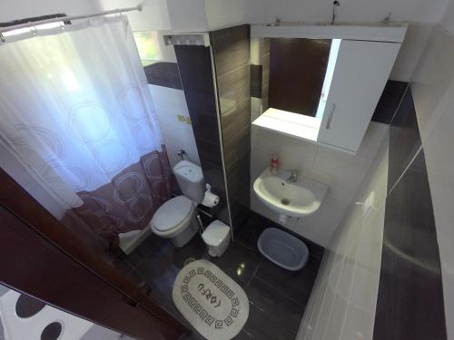 Baño pequeño con aseo y lavamanos en Irene Studios, en Arillas