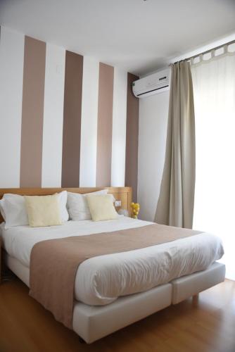 Un dormitorio con una cama grande y una ventana en The Night Guest House, en Sorrento