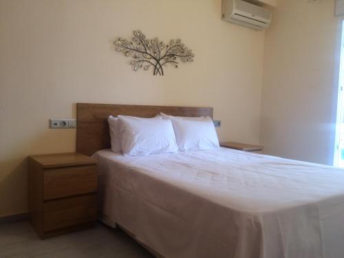 ビリャホヨサにあるApartamento En La Cala De Villajoyosaのベッドルーム(白いシーツを使用した大型ベッド1台付)
