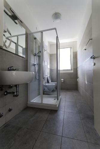 a bathroom with a glass shower and a sink at Villa Faro Vecchio in Cavallino-Treporti