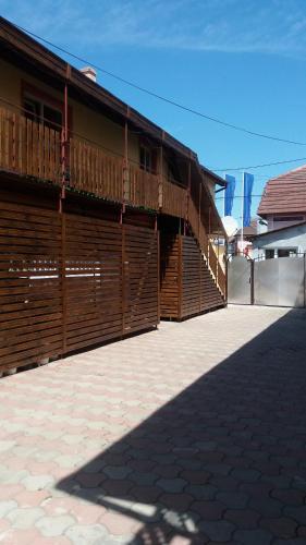 Bangunan di mana terletaknya rumah tamu ini